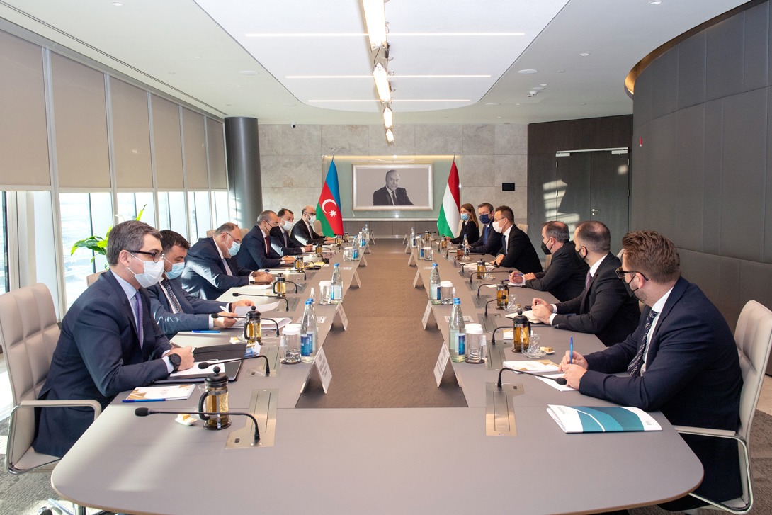 Обсуждены вопросы расширения экономического сотрудничества с Венгрией