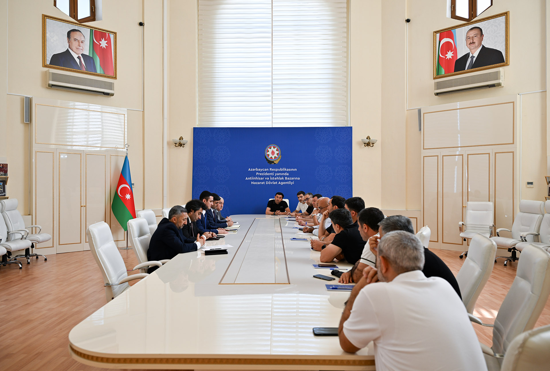 Zərgərlik məmulatlarının satışı sahəsində fəaliyyət göstərən sahibkarlarla növbəti...