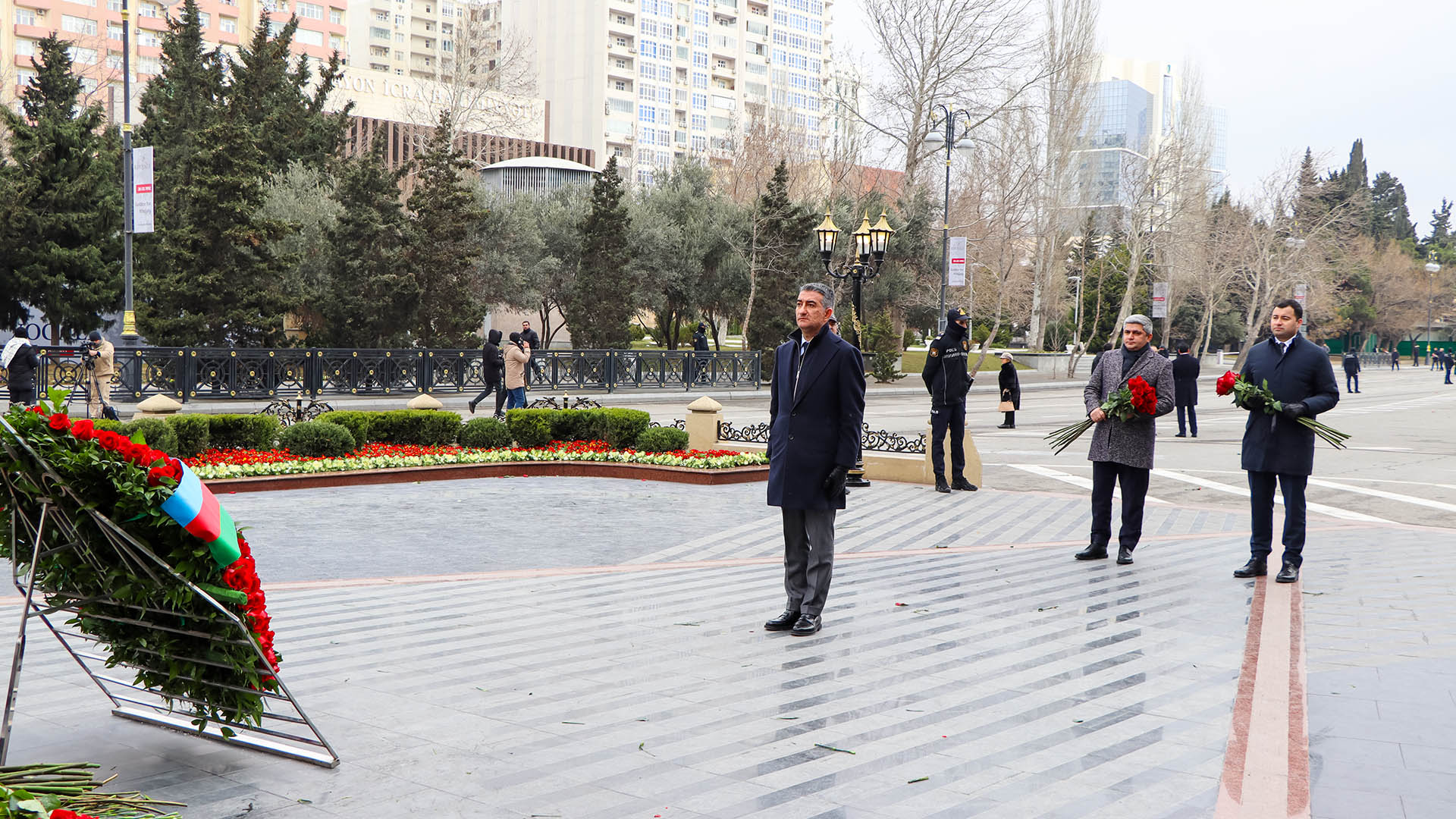 Antiinhisar və İstehlak Bazarına Nəzarət Dövlət Agentliyinin rəhbər heyəti Xocalı soyqırımı abidəsini ziyarət edib