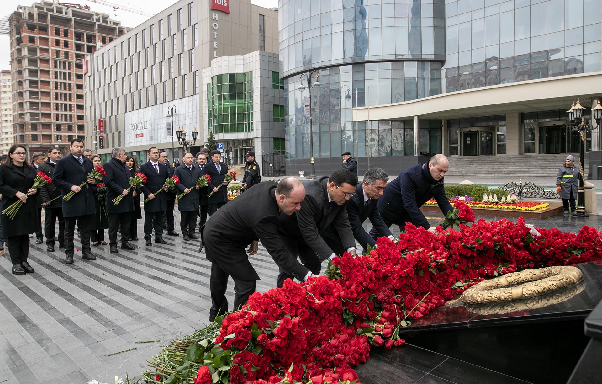 Agentliyin kollektivi Xocalı soyqırımı abidəsini ziyarət edib