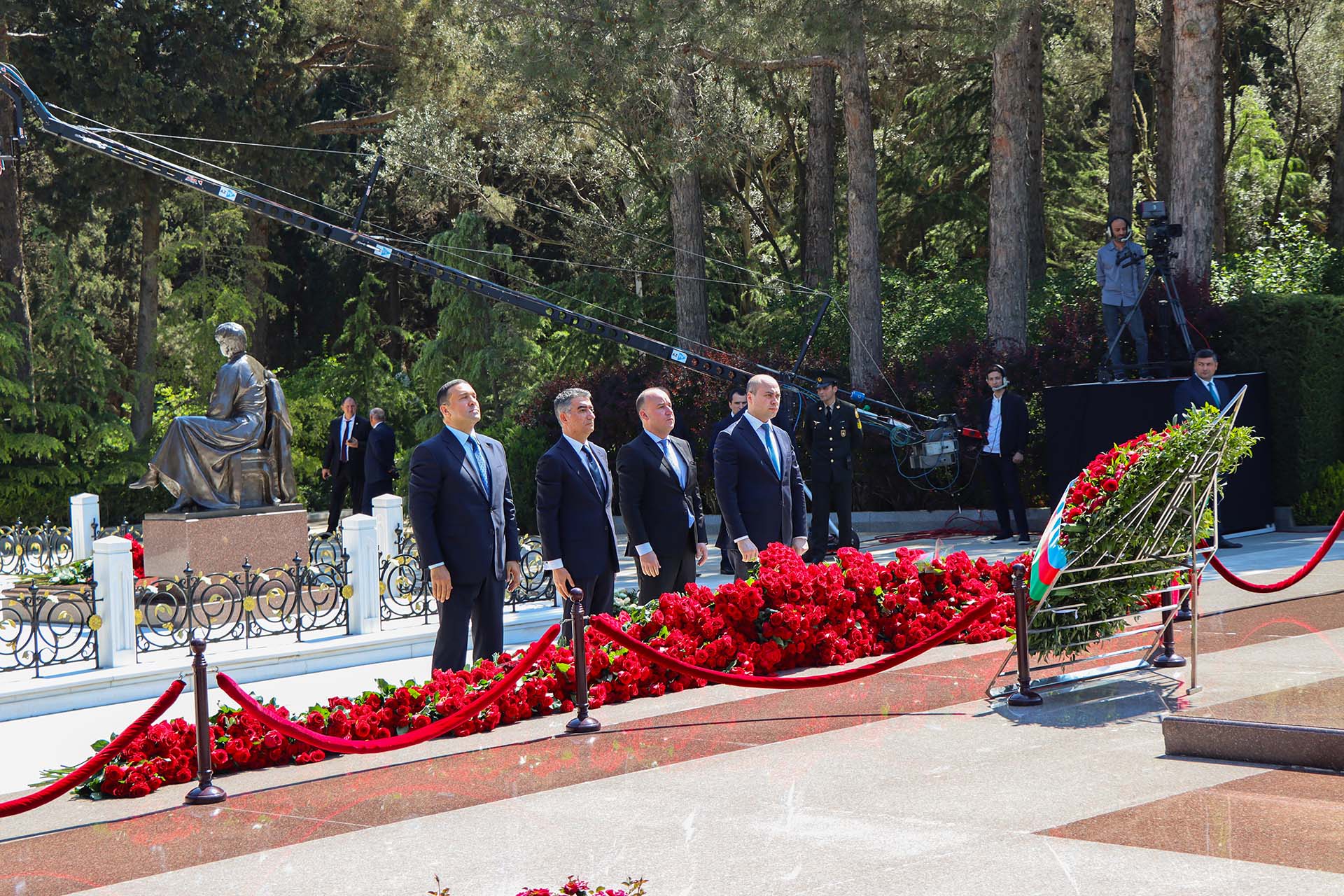 Ümummilli Lider Heydər Əliyevin anadan olmasının 103-cü ildönümü ilə əlaqədar Agentliyin rəhbər heyəti Fəxri xiyabanı ziyarət edib