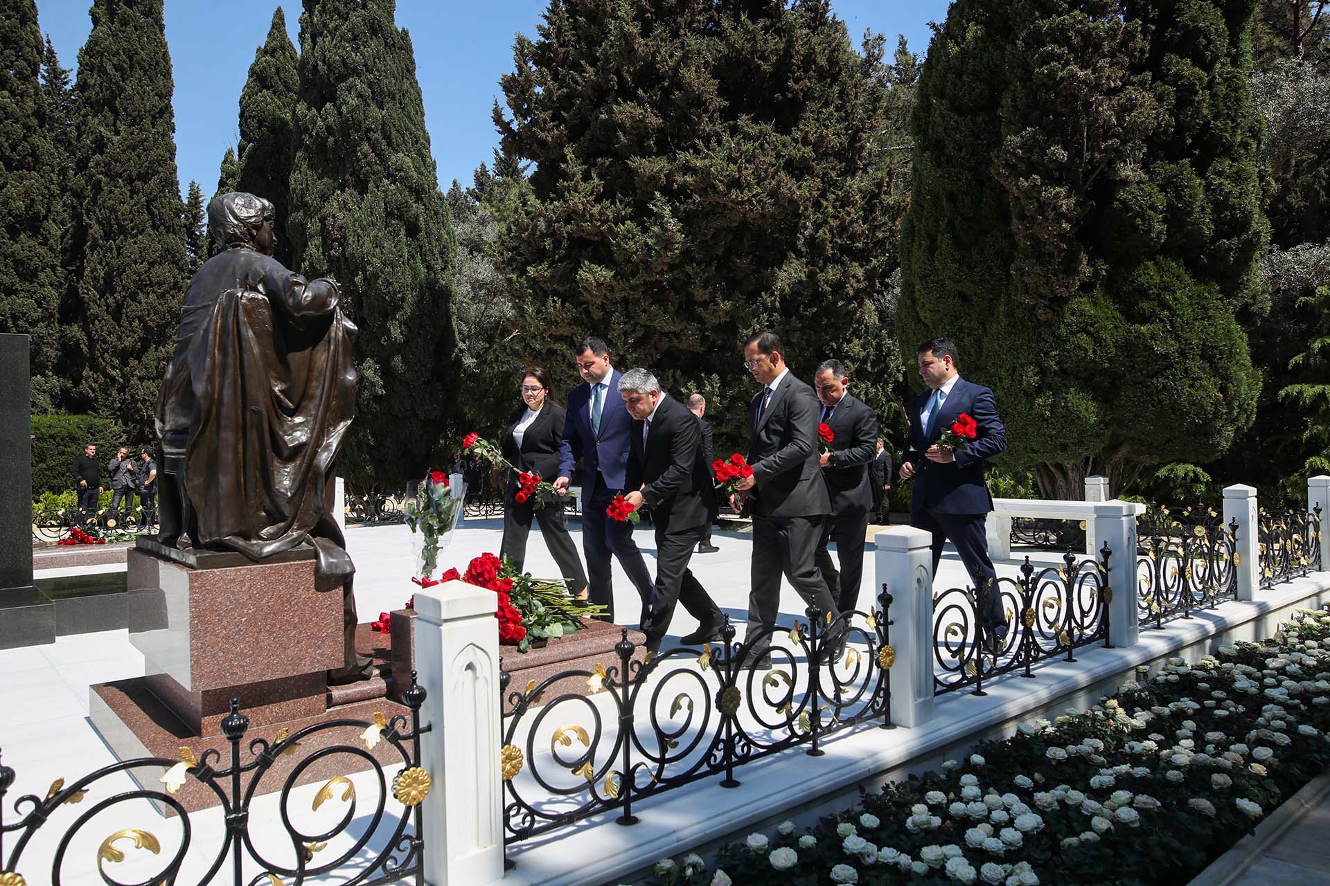 Ümummilli Lider Heydər Əliyevin anadan olmasının 103-cü ildönümü ilə əlaqədar Agentliyin rəhbər heyəti Fəxri xiyabanı ziyarət edib