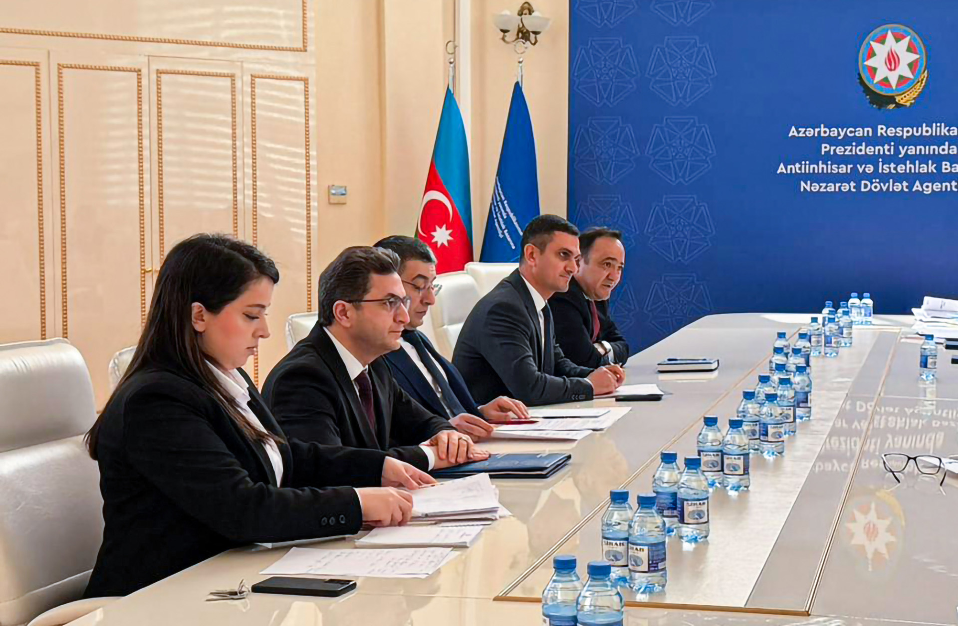 Avtonəqliyyat vasitələrinin satışı sahəsində fəaliyyət göstərən sahibkarlıq subyektlərinin nümayəndələri ilə görüş keçirilib