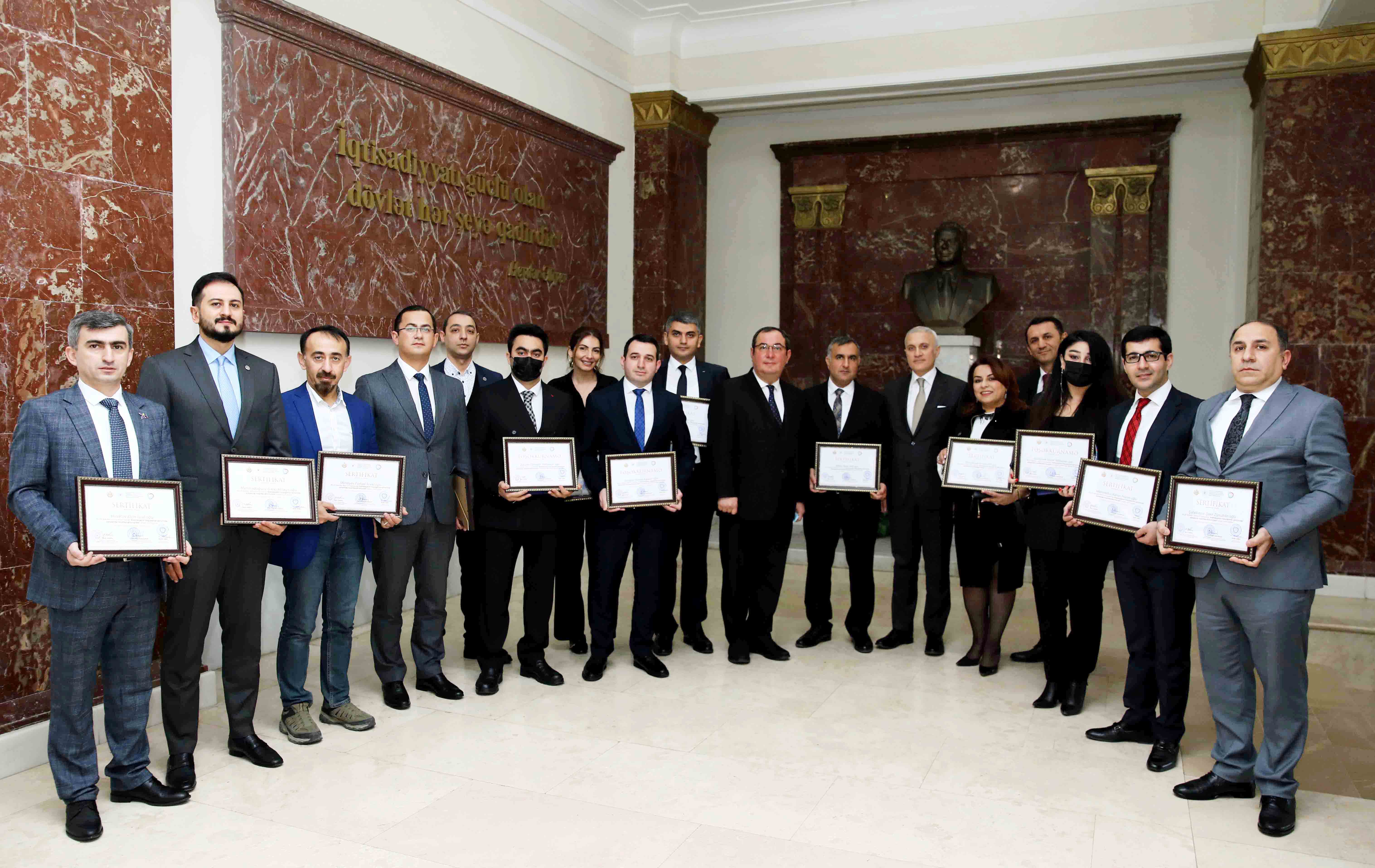 Certificates were presented to the mediators who participated in the training