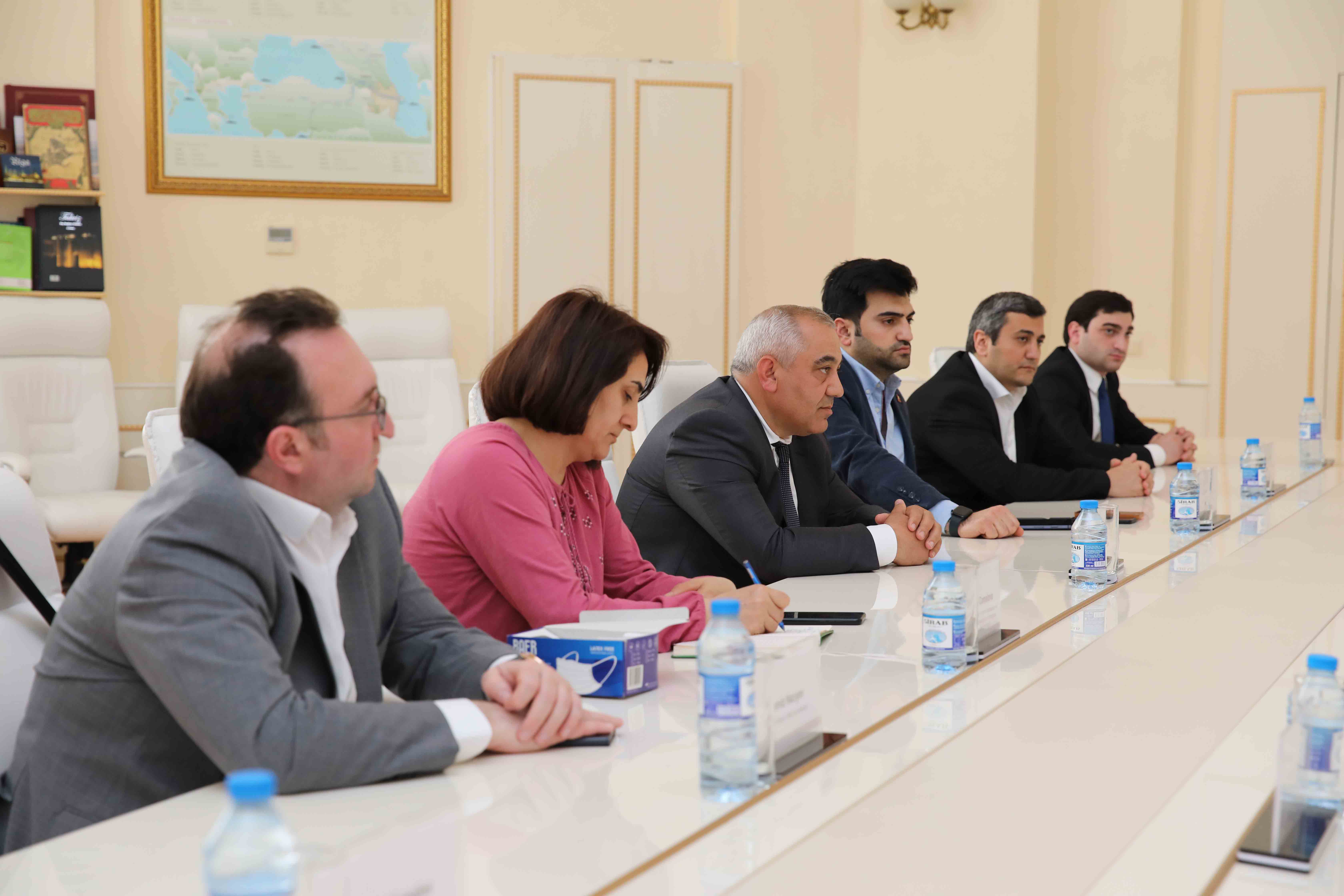 В Госслужбе состоялась встреча с Ассоциацией производителей и экспортеров птичьего мяса и яиц Азербайджана